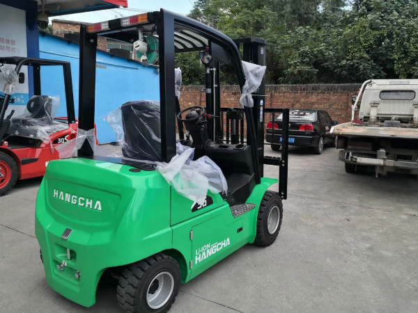 【干貨】電動堆高車、電動搬運車的電機(jī)和繼電器應(yīng)該怎么保養(yǎng)？